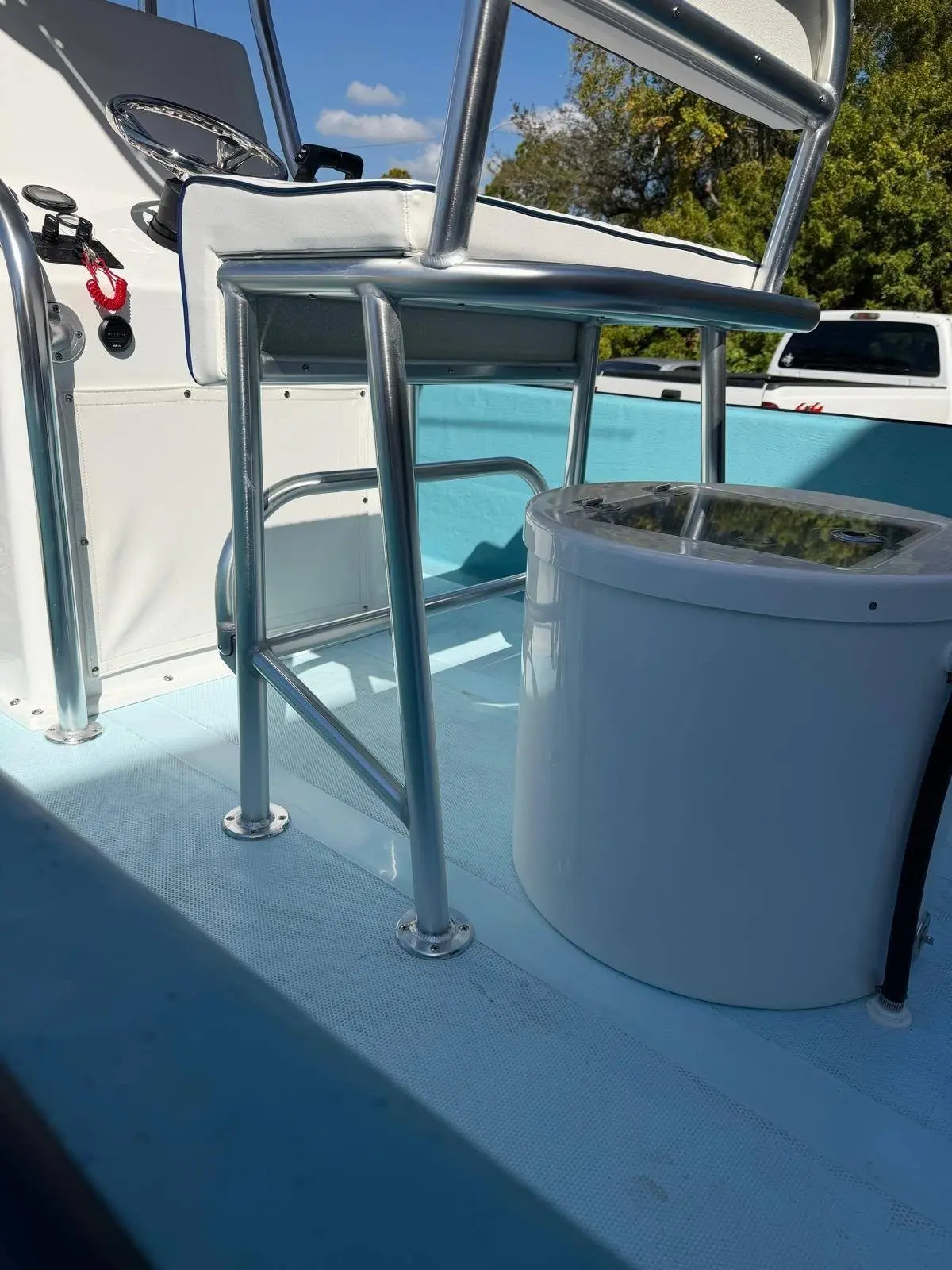 Panga Boats USA — Leaning post and livewell · Close-ups
